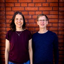 Mareike und Michael Klemm, Lehrer für Alexandertechnik, vor einer Backsteinwand